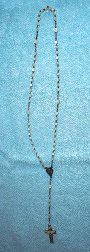 Rosenkranz mit weißen - , perlen